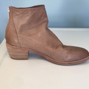Isola 7 1/2 slouchy spring bootie 7 1/2